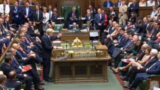 اتهم رئيس الوزراء البريطاني، بوريس جونسون، المعارضة بإضعاف موقف الحكومة التفاوضي