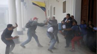 столкновения сторонников Николаса Мадуро с оппозицией у парламента Венесуэлы