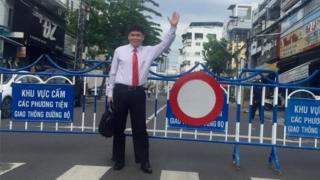 Luật sư Trần Vũ Hải đến dự phiên tòa hôm 13/11