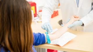 Jovem fazendo exame de sangue