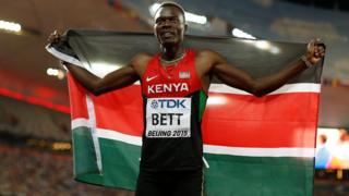 Nicholas Bett akisherehekea ushindi wake kwenye mshindano ya ridha ya Ubingwa wa Dunia mjini Beijing mwaka 2015