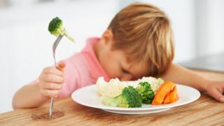 Niño que no quiere comer verduras