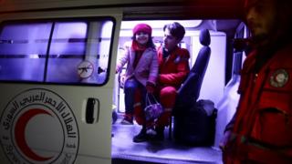 Gabar Suuriyaan ah oo ku dhex jirta gaari nooca gurmadka degdega ah oo ay howlwadeennada caafimaadka ka soo qaadeen degmada la go'doomiyay ee Douma, ee bariga magaalada Gouta kaddibna la geeyay magaalada Dimishiq