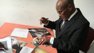 ባህታ ገብረህይወት የቀድሞ ፎቶዎችን በማገላበጥ
