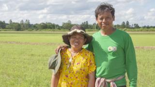 บุญฤทธิ์ หอมจันทร์ (ซ้าย) กับภรรยา บนผืนนาของเขาในจังหวัดชัยนาท