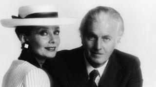 Givenchy est connu pour avoir créer l'emblématique petite robe noire portée par Audrey Hepburn dans la scène d'ouverture de "Diamants sur canapé".