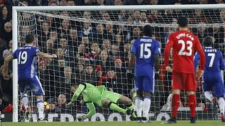 Kipa wa liverpool Mignolet apangua mkwaju wa penalti uliopigwa na Diego Costa