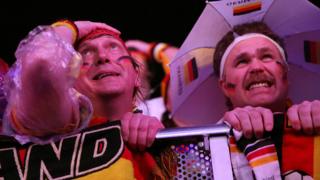 La désillusion des supporters de la Mannschaft à Brandenburg Tor à Berlin.