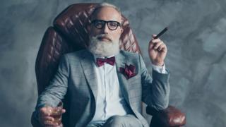 Hombre fumando en un sofá
