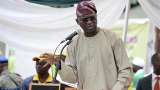 Babatunde Fasola ń bá àwọn ènìyàn sọ̀rọ̀