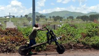 Le cimetière dans lequel les deux soldats rwandais ont arrêtés près de l'aéroport de Goma.
