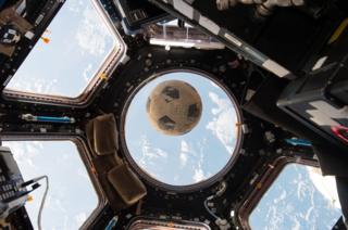 Balón en órbita