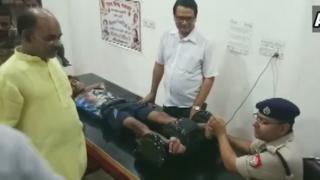 एसपी शामली एक कांवड़ यात्री के पैर दबाते हुए