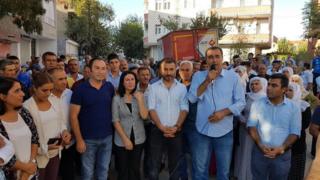 Batman Belediyesi yakınlarında kayyumu protesto eden işçiler