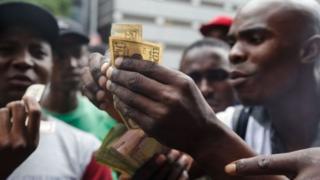 Le Zimbabwe est en proie à une forte inflation et à une pénurie de produits de base, notamment de pain et de carburant.