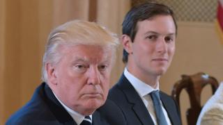 Джаред Кушнер (справа) виден через плечо президента Дональда Трампа - оба сидят за столом во время официальной встречи