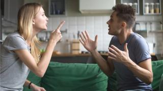 Pareja discutiendo