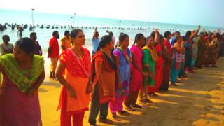 படகில் கறுப்பு கொடி கட்டி கல்லாமொழி மீனவர்கள் கடலில் இறங்கி போராட்டம்