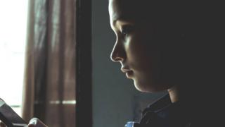 மொபைல் பார்க்கும் பெண்