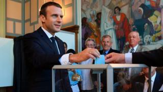Emmanuel Macron votando.