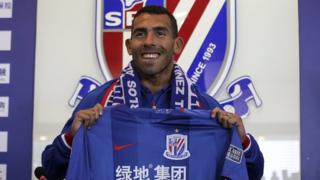 Carlos Tevez a été écarté par le nouvel entraîneur de Shanghai Shenua à cause de son poids.