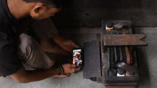 Imagem representacional - Um homem em Delhi assiste a um filme em seu smartphone