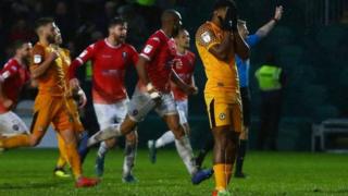 Gwewyr Tristan Abrahams wedi i'w gic o'r smotyn gael ei harbed