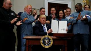 ホワイトハウスで追加関税の大統領令に署名したトランプ大統領(8日)