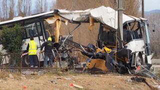 Les restes du bus heurtés par un train à Millas, près de Perpignan.