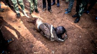 Uwukekwa kuba umurwanyi w'umu Mai Mai aryamye impande y'iko bavuriramwo Ebola i Butembo mu buseruko bwa Kongo, itariki 09/03/2019
