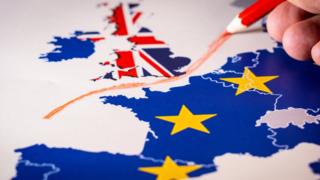 Mapa en el que se dibuja línea que separa a Reino Unido de Europa