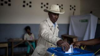 Dans la capitale Antananarivo, les bureaux de vote ont ouvert à 06H00 heure locale