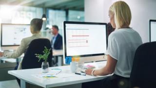 mujer en oficina