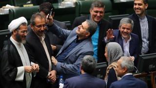 فرج الله رجبي د انځور د سمې زاویې لپاره شا ته مات شوی