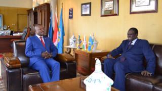 Le Président burundais Pierre Nkurunziza (G) et Michel Kafondo, l'envoyé spécial du Secrétaire Général des Nations Unies pour le Burundi