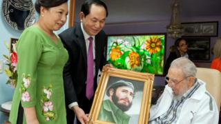 Fidel Castro nhận quà tặng từ ông Trần Đại Quang và phu nhân, bà Nguyễn Thị Hiền