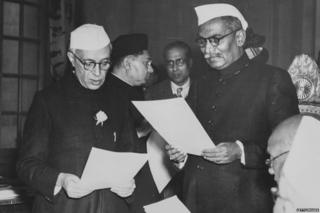 प्रथम राष्ट्रपती डॉ. राजेंद्र प्रसाद यांनी जवाहरलाल नेहरू यांना स्वतंत्र भारताचे पंतप्रधान म्हणून शपथ दिली, तो 30 जानेवारी 1950चा क्षण.