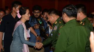 Государственный советник и министр иностранных дел Мьянмы Аунг Сан Су Чжи (слева) приветствует военных делегатов на завершении мирной конференции в Нейпьидо 3 сентября 2016 года