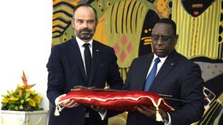 رئيس الوزراء الفرنسي، إدوارد فيليبي يسلم سيف الحاج عمر للرئيس السنغالي ماكي سال