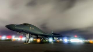 Бомбардировщик ВВС США B-1B Lancer сидит на взлетно-посадочной полосе на авиабазе Андерсен, Гуам 18 июля 2017 года