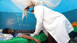 طبيب يعاين مريضا بالفيروس في مستشفى في مقديشو