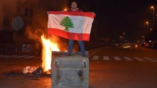 متظاهر في بيروت