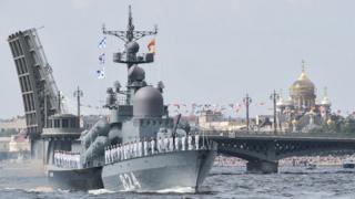 Большой ракетный катер "Моршанск" на фоне разведенного Благовещенского моста в Петербурге.