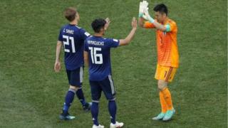 決勝トーナメント進出を喜び合う日本代表(28日、ロシア・ボルゴグラード)