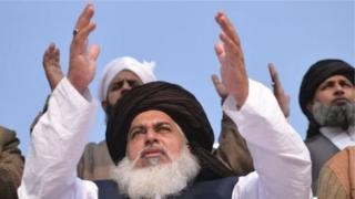 حکومت اس معاملے کو کلیریکل غلطی قرار دیتی رہی جبکہ مظاہرین کا کہنا تھا کہ وہ تب تک دھرنا ختم نہیں کریں گے جب تک حکومت وزیرِ قانون کو برطرف نہیں کرتی۔