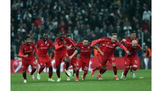 Le match était classé à haut risque en raison des débordements du match aller et de la sanction infligée par l'UEFA aux deux clubs.