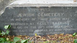 Piedra con inscripción en el cementerio.