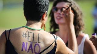 Mulher pinta outra em manifestação contra candidato presidencial Bolsonaro