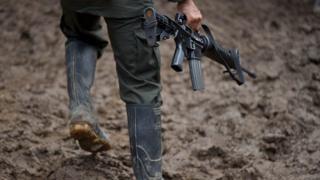 Un guerrillero con su arma