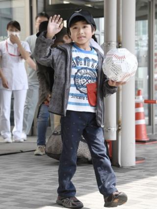 函館市の病院から退院する大和君(7日)